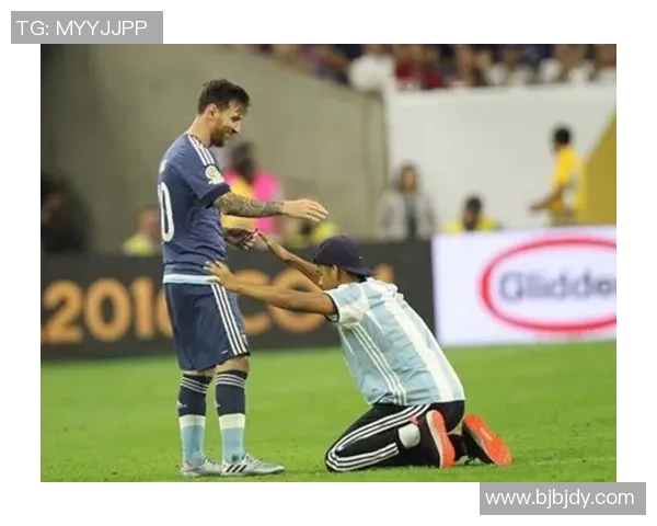 足球明星与球迷温馨瞬间捕捉球场外的感人时刻与欢笑分享 足球明星与球迷温馨瞬间捕捉球场外的感人时刻与欢笑分享