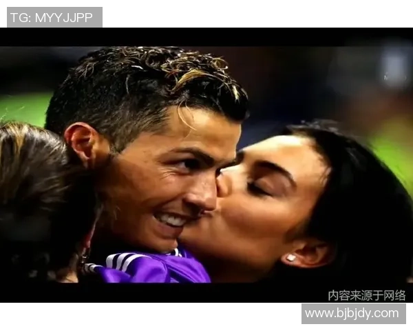 足球明星深情亲吻中国粉丝展现友谊与热爱引发热烈反响 足球明星深情亲吻中国粉丝展现友谊与热爱引发热烈反响